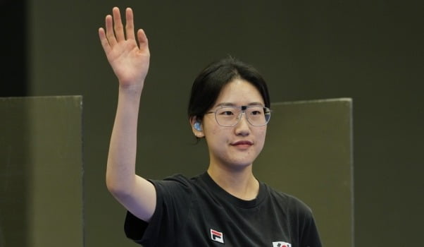 郭艾伦总冠军戒指颁发！主场播放致敬视频，艾伦哽咽，与全队合影