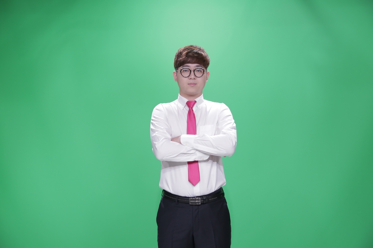 有说有笑，阿切尔比晒出自己赛后与哈兰德交流照片